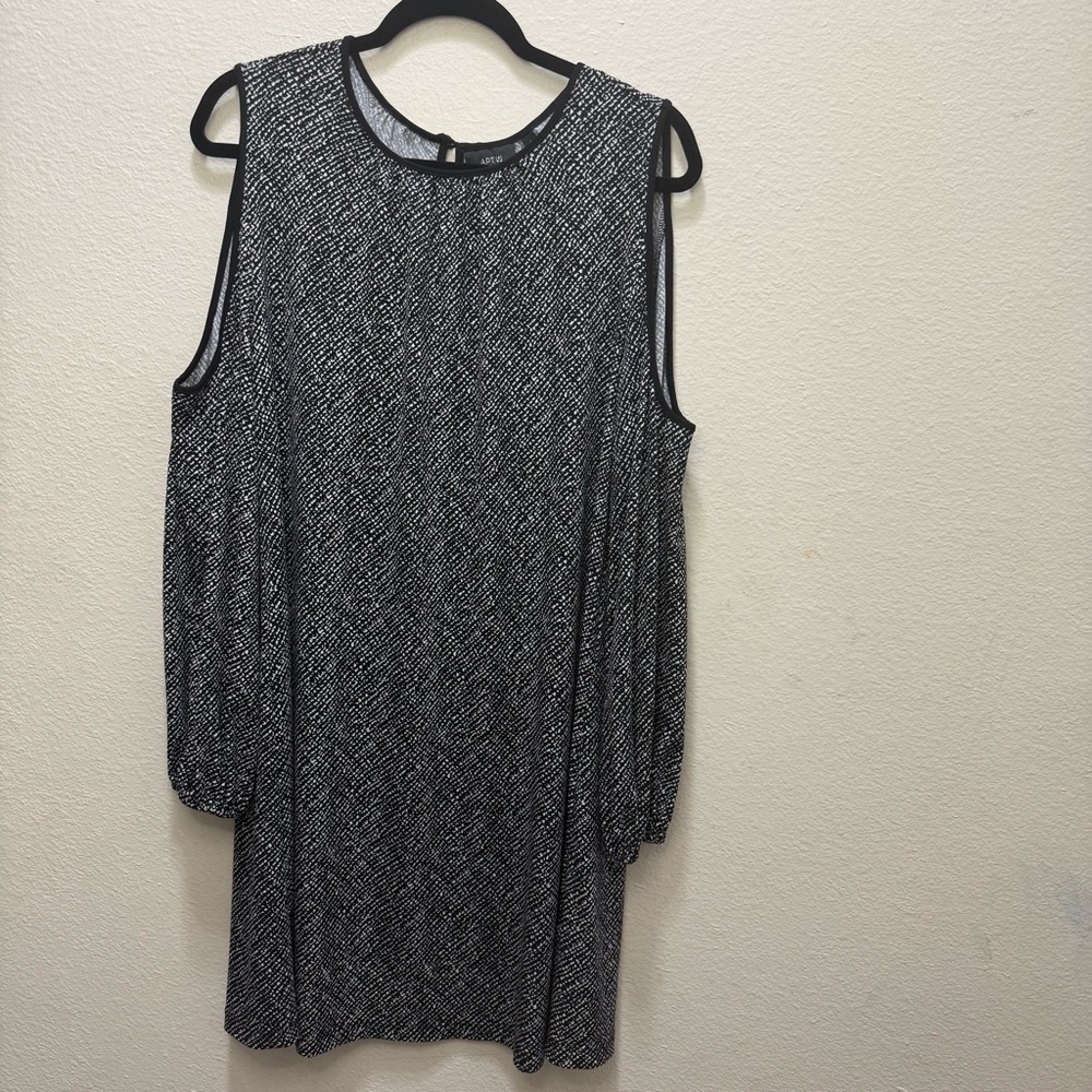 Apt. 9 Black & White Long Sleeve cold shoulder Dress size large-great condition